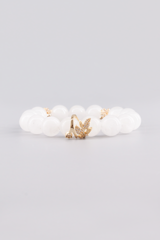 Weißquarz Armband 12 mm – Seitenansicht des handgefertigten Schmuckstücks, Clove Kollektion von Gembonbon