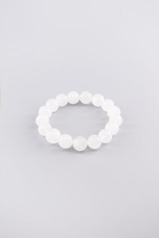 Handgefertigtes Weißquarz Armband 12 mm – Geschenk für Balance & Gelassenheit, Origin Kollektion von Gembonbon (Vorderansicht)