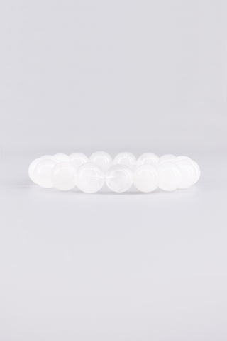 Weißquarz Armband 12 mm – Seitenansicht des handgefertigten Schmuckstücks, Origin Kollektion von Gembonbon