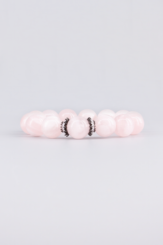 Rosenquarz Armband 14 mm – Seitenansicht des handgefertigten Schmuckstücks, Crown Kollektion von Gembonbon