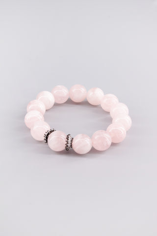 Handgefertigtes Rosenquarz Armband 14 mm – Geschenk für Liebe & Harmonie, Crown Kollektion von Gembonbon (Vorderansicht)