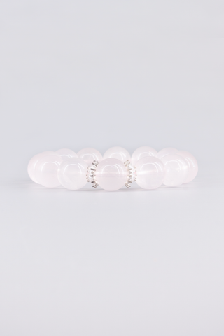 Transparentes Rosenquarz Armband 14 mm – Seitenansicht des handgefertigten Schmuckstücks, Crown Kollektion von Gembonbon