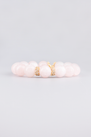 Rosenquarz Armband 14 mm – Seitenansicht des handgefertigten Schmuckstücks, Peplum Kollektion von Gembonbon