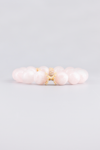 Rosenquarz Armband 14 mm – Seitenansicht des handgefertigten Schmuckstücks, Peplum Kollektion von Gembonbon