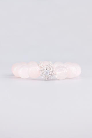 Rosenquarz Armband 14 mm – Seitenansicht des handgefertigten Schmuckstücks, Princess Kollektion von Gembonbon