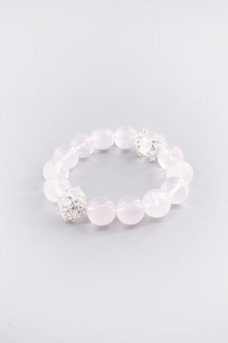 Transparentes Rosenquarz Armband 14 mm – Seitenansicht des handgefertigten Schmuckstücks, Princess Kollektion von Gembonbon