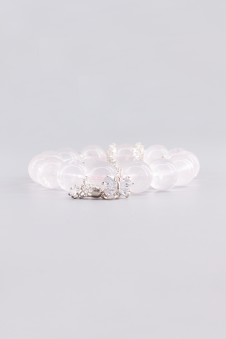 Transparentes Rosenquarz Armband 14 mm – Seitenansicht des handgefertigten Schmuckstücks, Chime Kollektion von Gembonbon