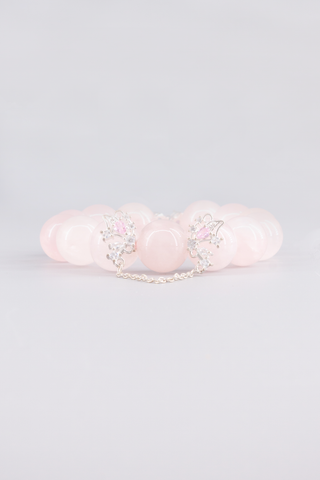 Rosenquarz Armband 14 mm – Seitenansicht des handgefertigten Schmuckstücks, Butterfly Kollektion von Gembonbon