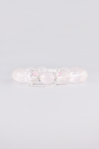 Transparentes Rosenquarz Armband 14 mm – Seitenansicht des handgefertigten Schmuckstücks, Butterfly Kollektion von Gembonbon