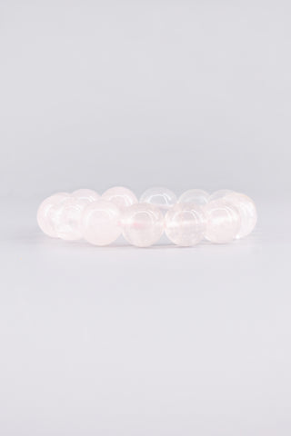 Transparentes Rosenquarz Armband 14 mm – Seitenansicht des handgefertigten Schmuckstücks, Origin Kollektion von Gembonbon