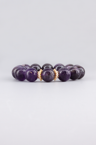 Amethyst Armband 14 mm – Seitenansicht des handgefertigten Schmuckstücks, Crown Kollektion von Gembonbon