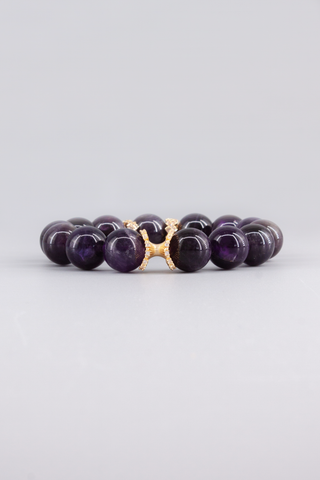 Amethyst Armband 14 mm – Seitenansicht des handgefertigten Schmuckstücks, Peplum Kollektion von Gembonbon