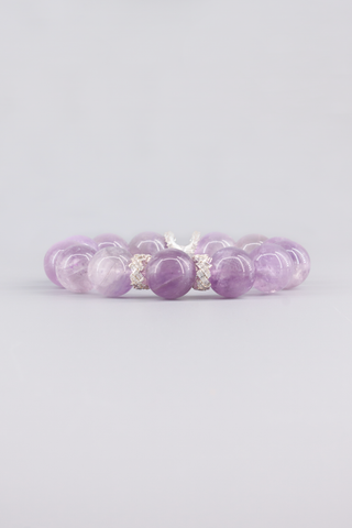 Transparentes Amethyst Armband 14 mm – Seitenansicht des handgefertigten Schmuckstücks, Peplum Kollektion von Gembonbon