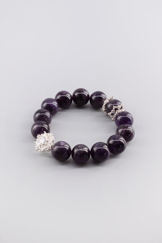 Handgefertigtes Amethyst Armband 14 mm – Geschenk für Ruhe & spirituelle Klarheit, Princess Kollektion von Gembonbon (Vorderansicht)