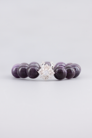 Amethyst Armband 14 mm – Seitenansicht des handgefertigten Schmuckstücks, Princess Kollektion von Gembonbon