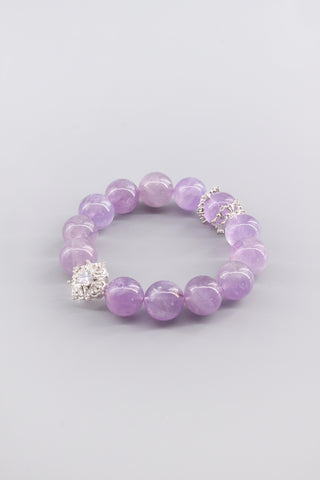 Handgefertigtes transparentes Amethyst Armband 14 mm – Geschenk für Ruhe & spirituelle Klarheit, Princess Kollektion von Gembonbon (Vorderansicht)