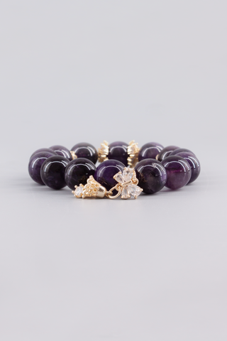 Amethyst Armband 14 mm – Seitenansicht des handgefertigten Schmuckstücks, Chime Kollektion von Gembonbon