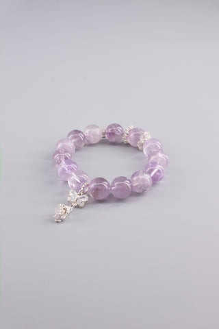 Handgefertigtes transparentes Amethyst Armband 14 mm – Geschenk für Ruhe & spirituelle Klarheit, Chime Kollektion von Gembonbon (Vorderansicht)