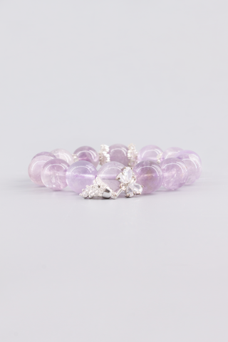 Transparentes Amethyst Armband 14 mm – Seitenansicht des handgefertigten Schmuckstücks, Chime Kollektion von Gembonbon