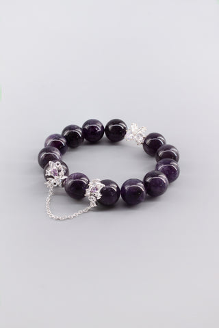 Handgefertigtes Amethyst Armband 14 mm – Geschenk für Ruhe & spirituelle Klarheit, Butterfly Kollektion von Gembonbon (Vorderansicht)