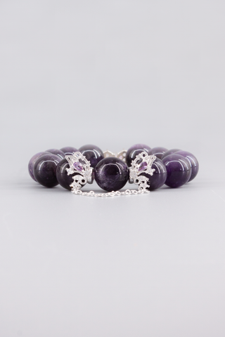Amethyst Armband 14 mm – Seitenansicht des handgefertigten Schmuckstücks, Butterfly Kollektion von Gembonbon