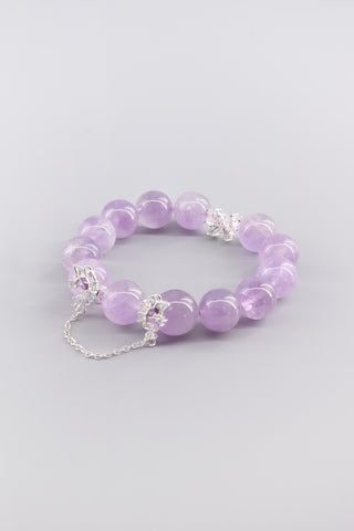 Handgefertigtes transparentes Amethyst Armband 14 mm – Geschenk für Ruhe & spirituelle Klarheit, Butterfly Kollektion von Gembonbon (Vorderansicht)