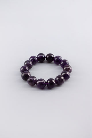 Handgefertigtes Amethyst Armband 12 mm – Geschenk für Ruhe & spirituelle Klarheit, Origin Kollektion von Gembonbon (Vorderansicht)