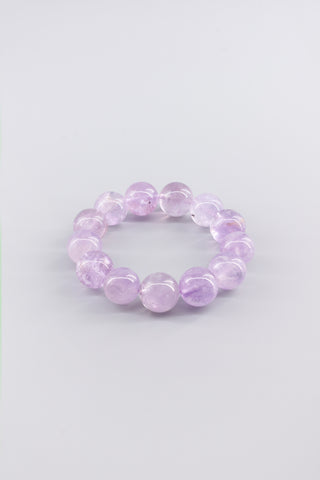 Handgefertigtes transparentes Amethyst Armband 14 mm – Geschenk für Ruhe & spirituelle Klarheit, Origin Kollektion von Gembonbon (Vorderansicht)