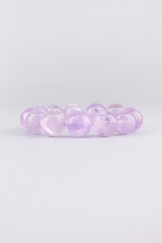 Transparentes Amethyst Armband 14 mm – Seitenansicht des handgefertigten Schmuckstücks, Origin Kollektion von Gembonbon