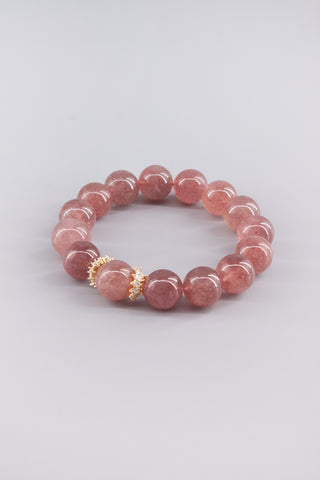 Handgefertigtes Erdbeerquarz Armband 14 mm – Geschenk für Zärtlichkeit & Selbstliebe, Crown Kollektion von Gembonbon (Vorderansicht)