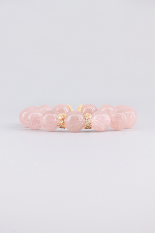 Handgefertigtes Erdbeerquarz Armband 14 mm – Geschenk für Zärtlichkeit & Selbstliebe, Peplum Kollektion von Gembonbon (Vorderansicht)