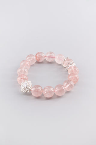 Handgefertigtes Erdbeerquarz Armband 14 mm – Geschenk für Zärtlichkeit & Selbstliebe, Princess Kollektion von Gembonbon (Vorderansicht)