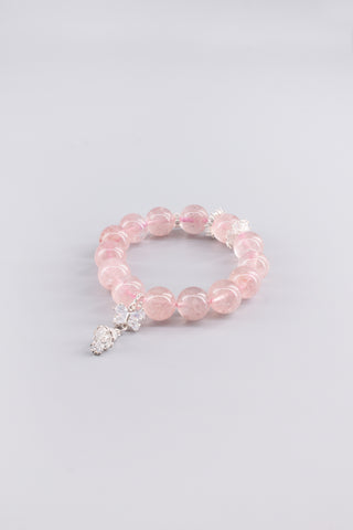 Handgefertigtes Erdbeerquarz Armband 14 mm – Geschenk für Zärtlichkeit & Selbstliebe, Chime Kollektion von Gembonbon (Vorderansicht)