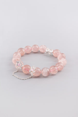 Handgefertigtes Erdbeerquarz Armband 14 mm – Geschenk für Zärtlichkeit & Selbstliebe, Butterfly Kollektion von Gembonbon (Vorderansicht)