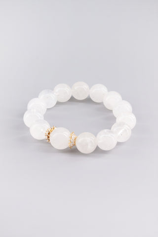 Handgefertigtes Weißquarz Armband 14 mm – Geschenk für Balance & Gelassenheit, Crown Kollektion von Gembonbon (Vorderansicht)