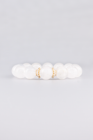 Weißquarz Armband 14 mm – Seitenansicht des handgefertigten Schmuckstücks, Crown Kollektion von Gembonbon