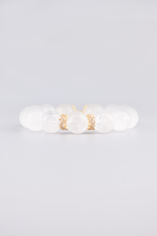 Weißquarz Armband 14 mm – Seitenansicht des handgefertigten Schmuckstücks, Peplum Kollektion von Gembonbon