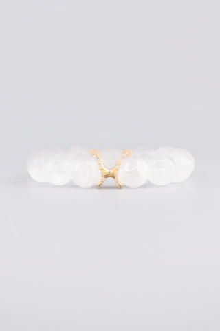 Weißquarz Armband 14 mm – Seitenansicht des handgefertigten Schmuckstücks, Peplum Kollektion von Gembonbon