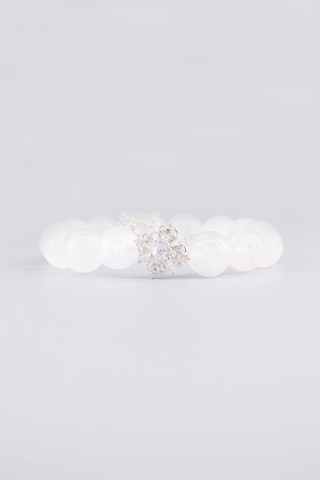 Weißquarz Armband 14 mm – Seitenansicht des handgefertigten Schmuckstücks, Princess Kollektion von Gembonbon