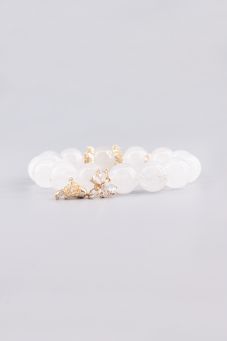 Weißquarz Armband 14 mm – Seitenansicht des handgefertigten Schmuckstücks, Chime Kollektion von Gembonbon