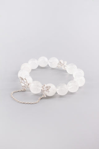 Handgefertigtes Weißquarz Armband 14 mm – Geschenk für Balance & Gelassenheit, Butterfly Kollektion von Gembonbon (Vorderansicht)