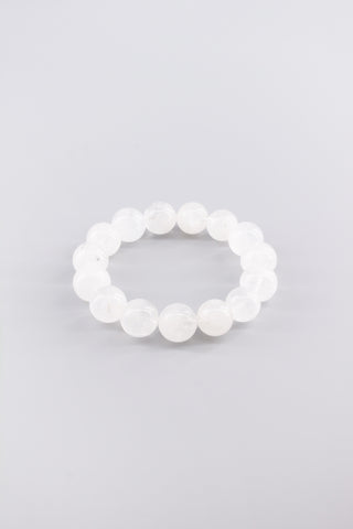 Handgefertigtes Weißquarz Armband 14 mm – Geschenk für Balance & Gelassenheit, Origin Kollektion von Gembonbon (Vorderansicht)