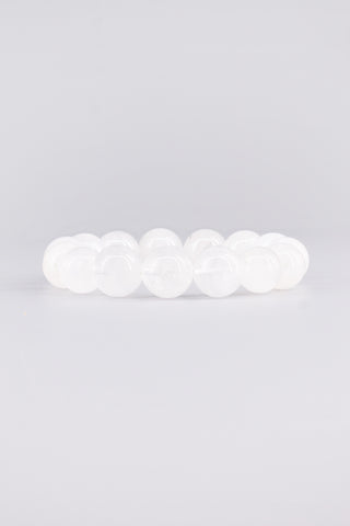 Weißquarz Armband 14 mm – Seitenansicht des handgefertigten Schmuckstücks, Origin Kollektion von Gembonbon