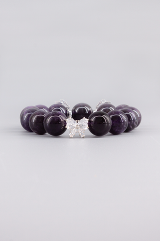 Amethyst Armband 14 mm – Seitenansicht des handgefertigten Schmuckstücks, Butterfly Kollektion von Gembonbon